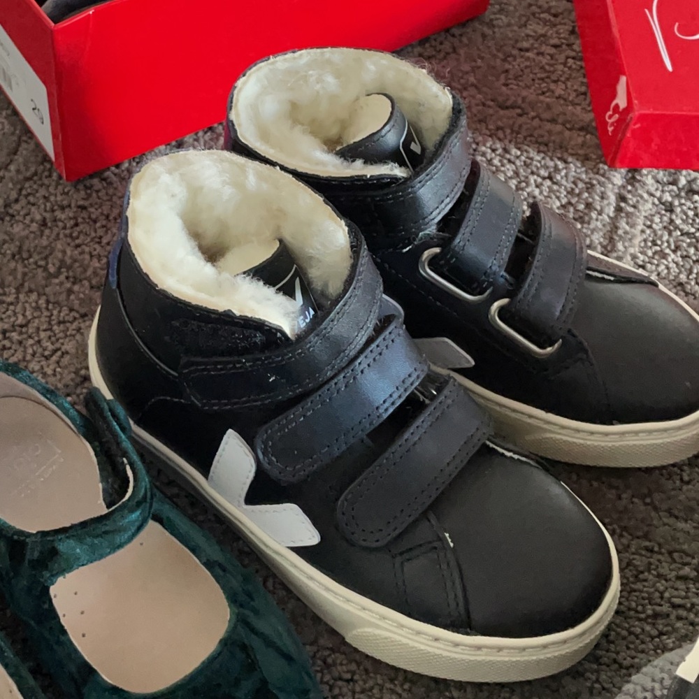 Brand new veja fur lined boot